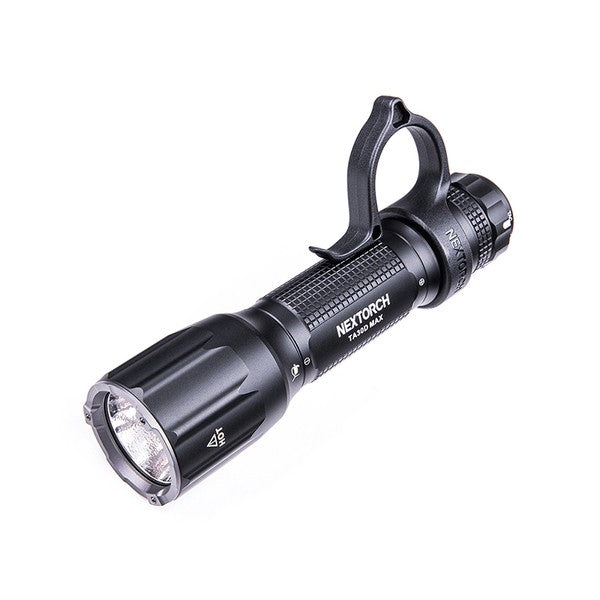 Schwarze NEXTORCH TA30D MAX taktische Taschenlampe mit robustem Metallgehäuse, LED-Linse und Halterung am Griff.