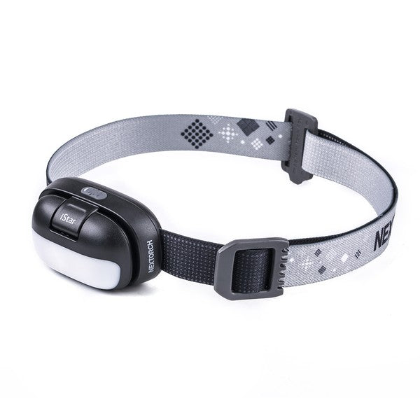 Schwarze NEXTORCH iStar Akku-Stirnlampe mit USB-C Ladeanschluss, grauem verstellbarem Kopfband mit geometrischem Muster und.