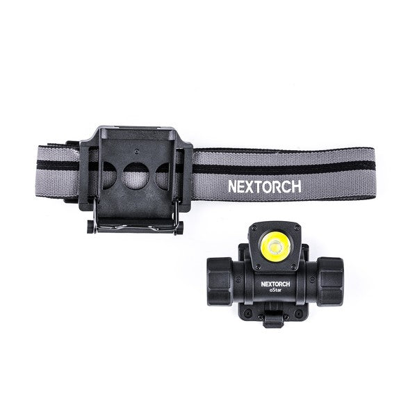 Schwarze LED-Stirnlampe mit rundem LED-Spot, NEXTORCH-Logo, montiertem NVG-Adapter und verstellbarem grauem Gurt mit.