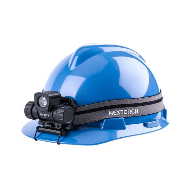 Blaue Einsatzhelm mit schwarzer NEXTORCH oStar LED-Stirnlampe und NVG-Montageband vorne befestigt.