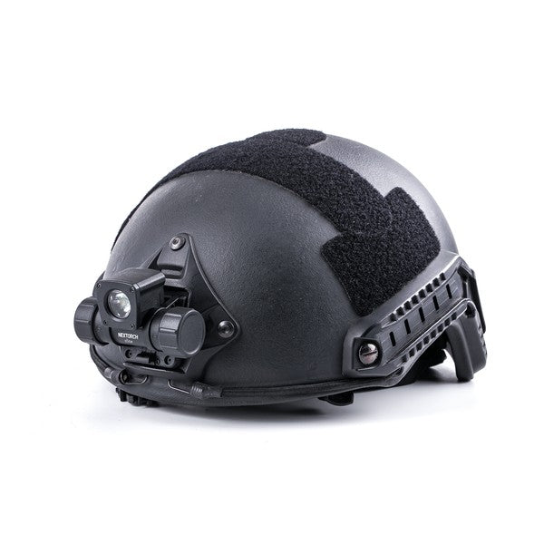 Schwarzer taktischer Einsatzhelm mit robuster LED-Stirnlampe, NVG-Montage, seitlichen Schienen und Klettflächen oben und.