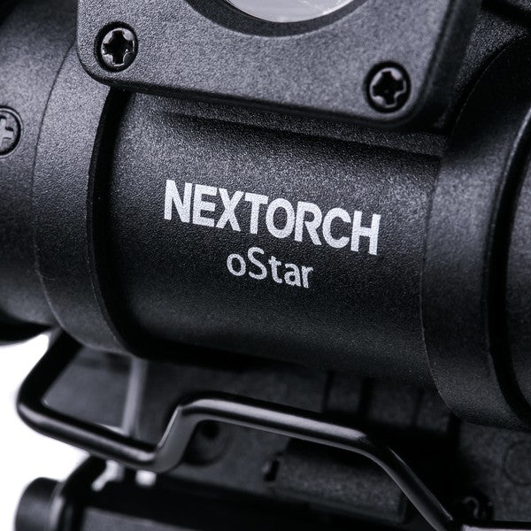 Schwarzes Gehäuse der NEXTORCH oStar LED-Stirnlampe mit weißen Schriftzug und robusten Schrauben in Nahaufnahme.
