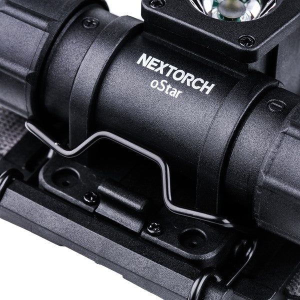 Schwarze NEXTORCH oStar LED-Stirnlampe mit NVG-Montage und robustem Metallgehäuse, weißer Markenaufdruck auf zylindrischem.