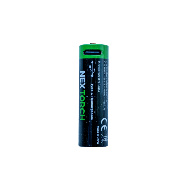Schwarzer NEXTORCH 14500 Li-Ion Akku mit grünem Pluspol, blau-grünem NEXTORCH-Logo und USB-C Ladeanschluss oben.