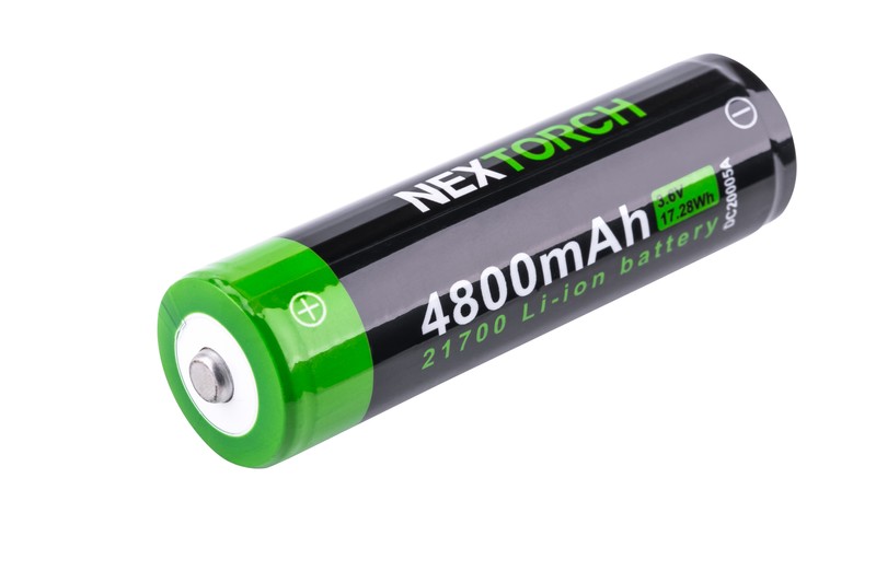 Schwarzer und grüner NEXTORCH 21700 Li-Ion Akku mit 4800mAh Kapazität, USB-C aufladbar, liegend vor weißem Hintergrund.