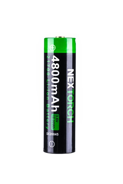 Schwarzer und grüner NEXTORCH DC20045B 21700 Li-Ion Akku mit 4800 mAh Kapazität und USB-C Anschluss, vertikal stehend.