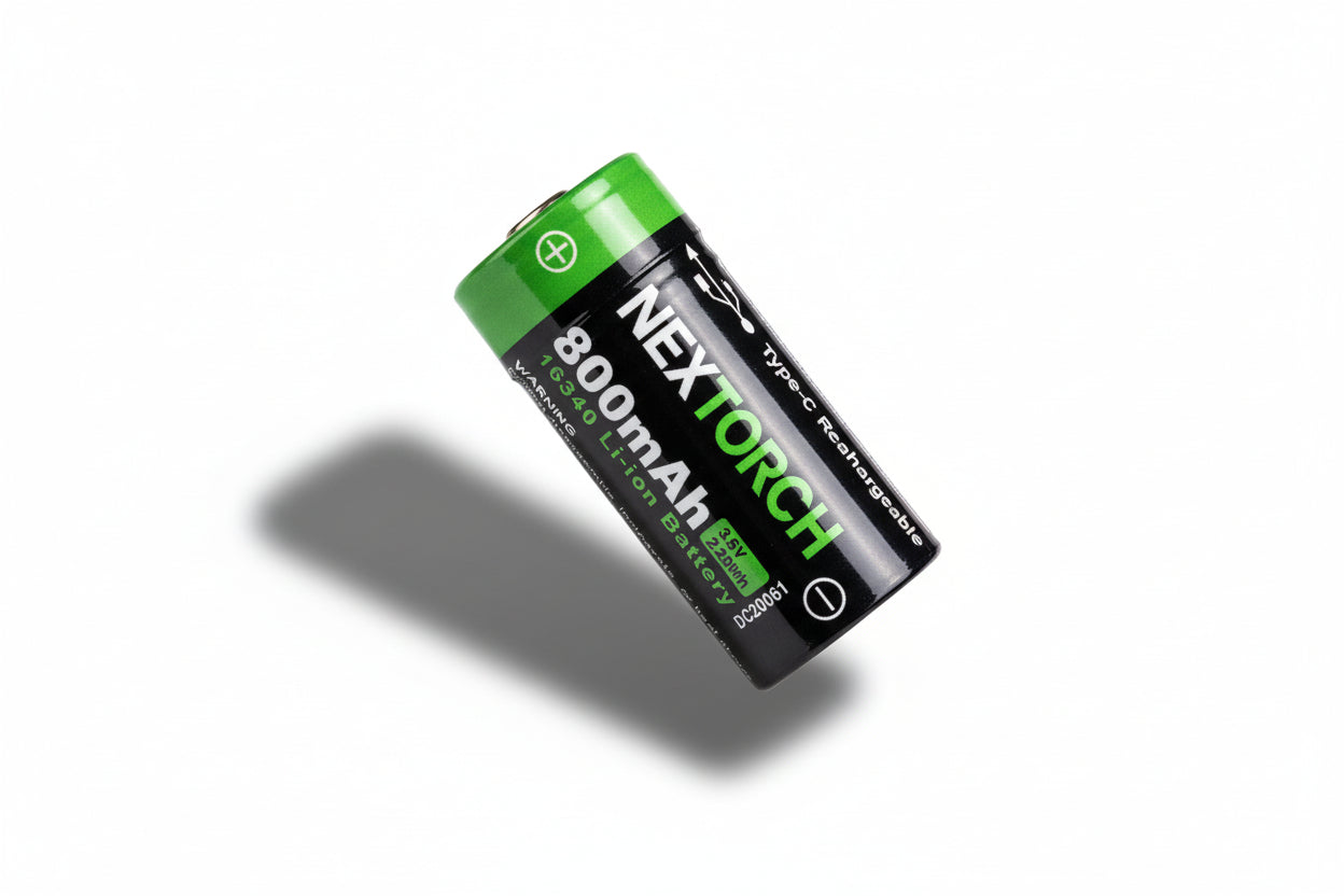 Kompakter schwarzer und grüner NEXTORCH 16340 USB-C 3,6V 800mAh Li-Ion Akku mit weißer Beschriftung.