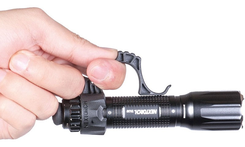 Schwarzer NEXTORCH FR1 taktischer Führungshilfe-Ring aus Metall am Zeigefinger, montiert an kompakter, schwarzer.