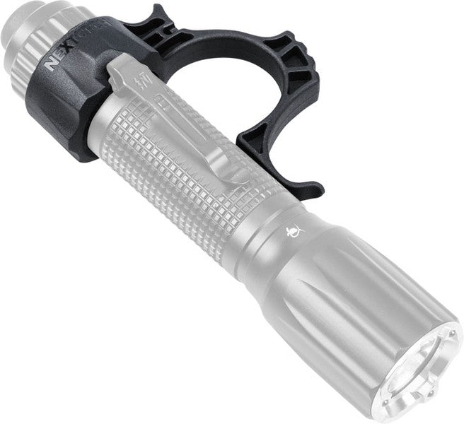 Silberne taktische Taschenlampe mit strukturiertem Griff und schwarzem Führungshilfe-Ring am hinteren Ende.