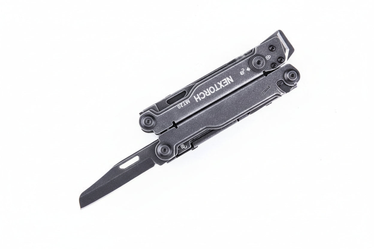 NEXTORCH PIONEER MT20 Multitool aus schwarzem Metall mit partially geöffnetem Klappmesser und graviertem Logo.