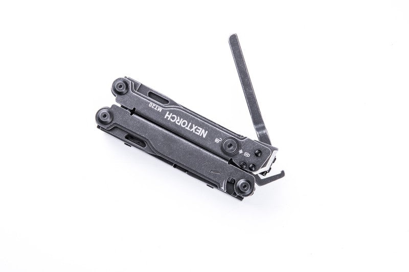 Schwarzes NEXTORCH Pioneer MT20 Multitool mit geöffnetem Messer, Metallgehäuse und klappbaren Werkzeugen auf weißem.