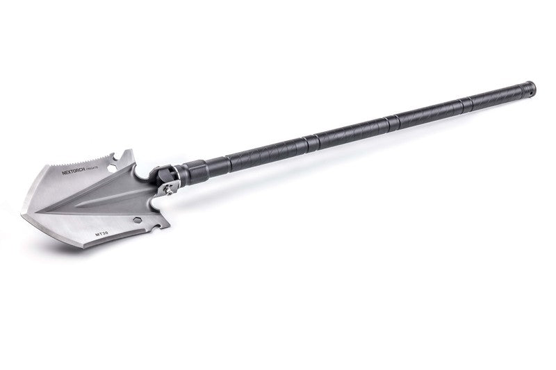 Multifunktions-Klappspaten NEXTORCH MT30 in schwarzem Metall mit ausgeklappter, spitzer Schaufel und langem Griff auf weißem .