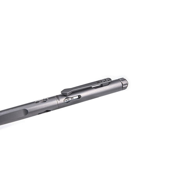 Titanfarbener NEXTORCH NP11Ti Tactical Pen aus Metall mit integriertem Glasbrecher und Clip, seitliche Nahaufnahme.