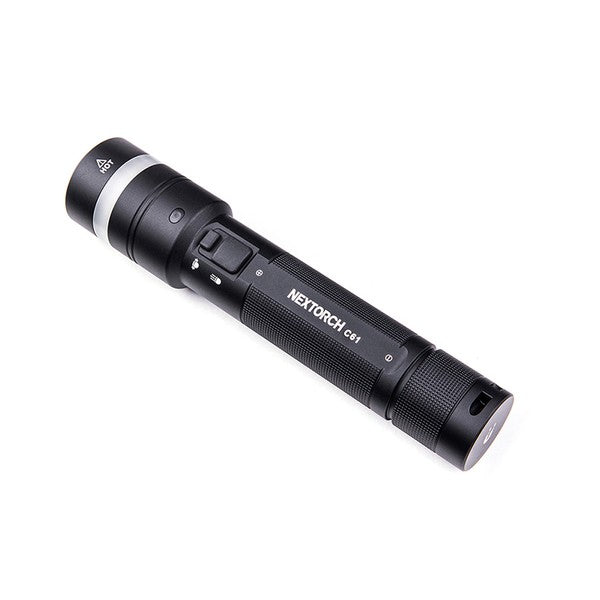 Schwarze kompakte LED-Taschenlampe NEXTORCH C61 mit silbernem Ring, seitlichem Ein-/Ausschalter und mattierter Oberfläche.