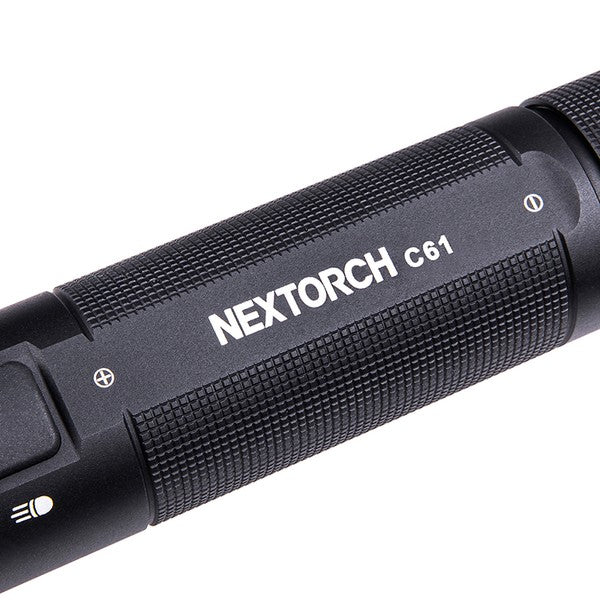 Schwarze Nextorch C61 LED-Arbeitslampe mit strukturierter Griffoberfläche und weißem Logo auf dem Gehäuse.