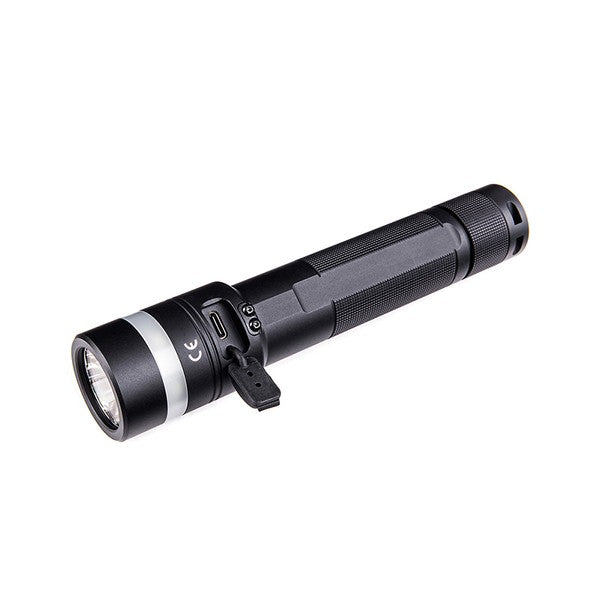 Schwarze kompakte NEXTORCH C61 LED-Taschenlampe mit silbernem Reflektor, rutschfestem Griff und seitlichem Ein-/Ausschalter.