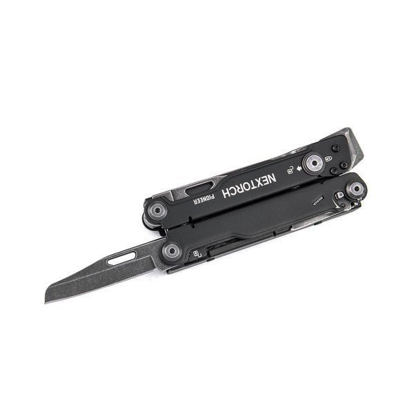 Schwarzes NEXTORCH Pioneer MT20BK Multitool mit ausgeklapptem Messer, Metallgehäuse, kompakt und robust.