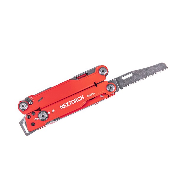 Rotes NEXTORCH PIONEER MT20RE Multitool mit Klappsäge, geöffnet, robustes Metallgehäuse, graviertes Logo.