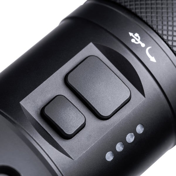 Schwarzer NEXTORCH Saint Torch 30C mit zwei rechteckigen Bedienknöpfen und USB-Ladeanschluss-Symbol auf griffigem Gehäuse.