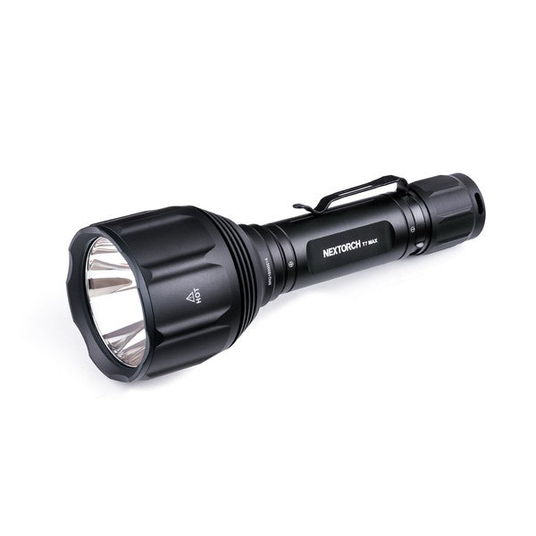 Schwarze NEXTORCH T7 MAX Jagdtaschenlampe mit breitem Reflektor, rutschfestem Griff und Clip, auf weißem Hintergrund.