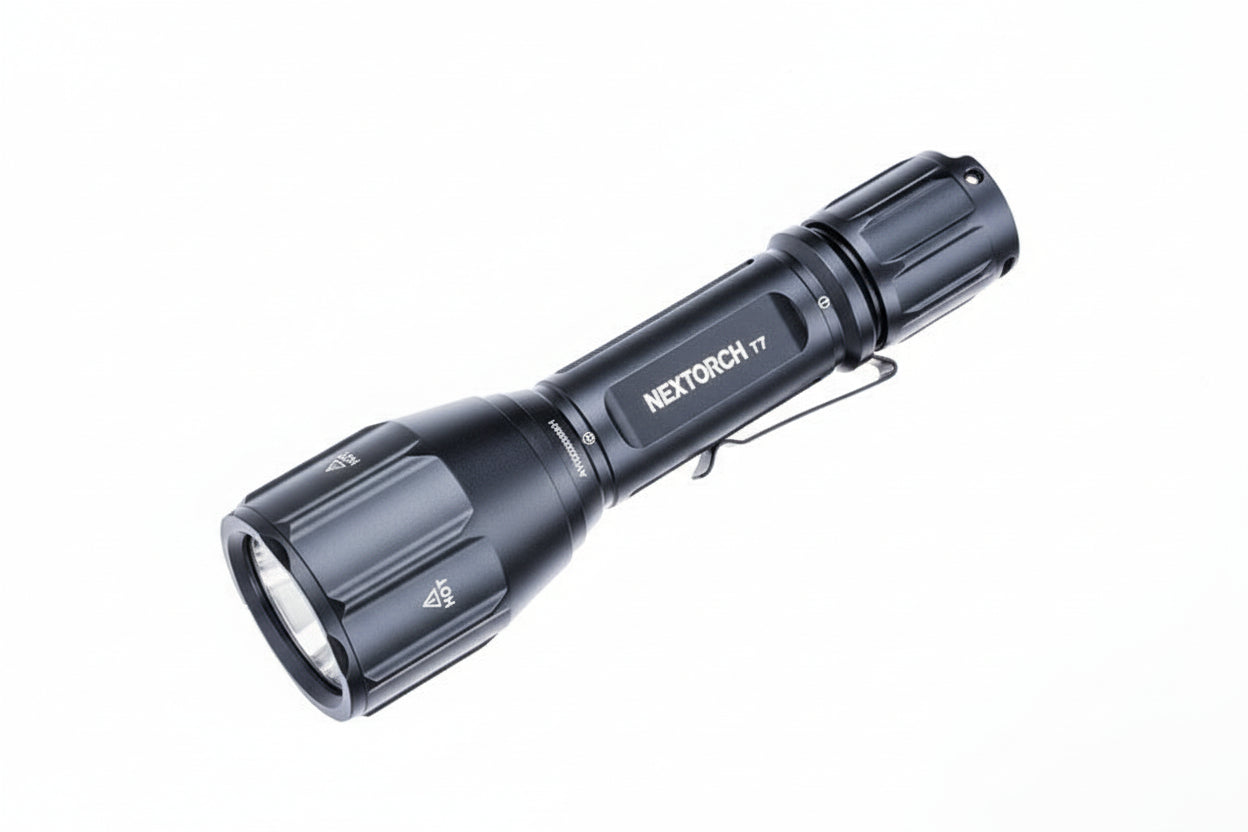 Schwarze NEXTORCH T7 V2.0 taktische Jagdtaschenlampe mit Metallgehäuse, klarem Frontglas und Clip am Körper, seitlich.