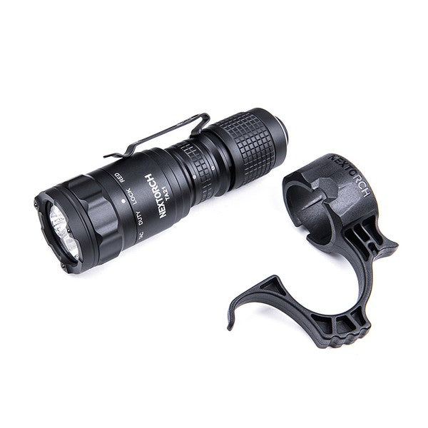 Schwarze NEXTORCH TA21 Dual-Light EDC Einsatzlampe mit taktischem Design und abnehmbarem Lenkerhalter aus Kunststoff.