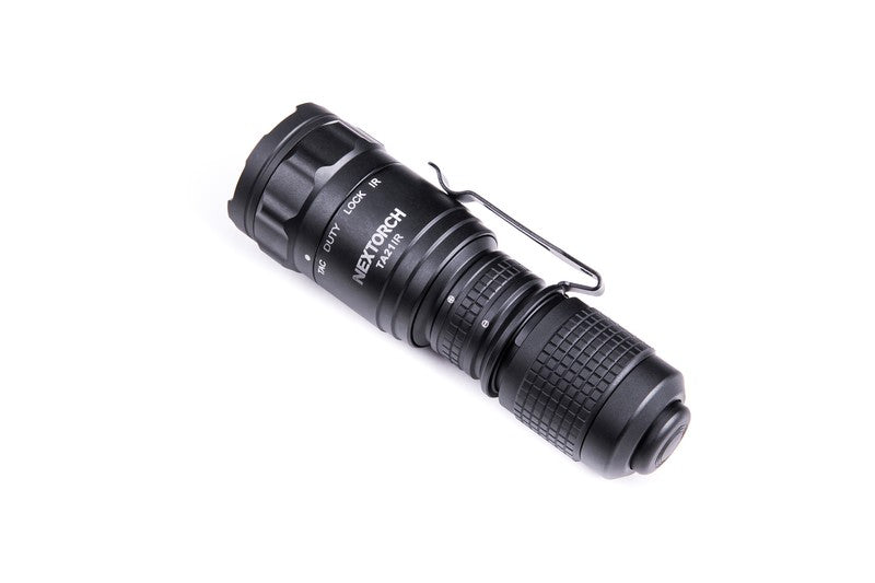 Kompakte schwarze NEXTORCH TA21IR EDC Taschenlampe mit geriffeltem Griff, Clip und taktischem Schalter am Heck.