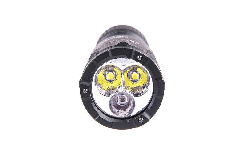 Schwarze kompakte Dual-Spectrum-Taschenlampe mit drei LED-Linsen, zwei großen gelben und einer kleineren mittleren Linse,.