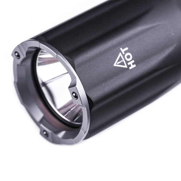 Schwarze taktische Taschenlampe NEXTORCH TA30C mit silbernem Frontreflektor und Gravur "HOT" am Gehäuse.