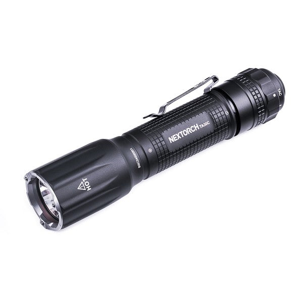 Schwarze NEXTORCH TA30C taktische LED-Taschenlampe mit 1600 Lumen, rutschfestem Griff, Ringschalter und silberner.