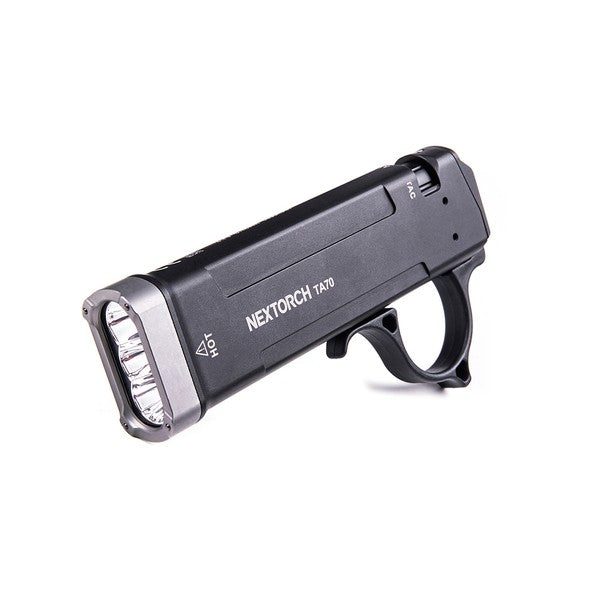 Schwarze ultra-schlanke NEXTORCH TA70 taktische Taschenlampe mit eckigem Lichtkopf und integriertem Fingerschutz auf weißem.