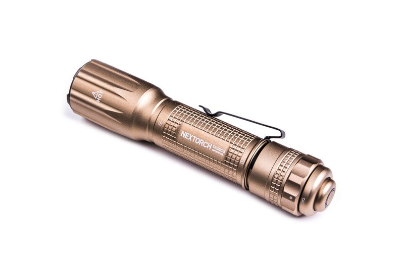Sandfarbene taktische NEXTORCH TA30CS LED-Taschenlampe mit USB-C Ladeanschluss und Metallclip, kompakte Bauweise, geriffelte .