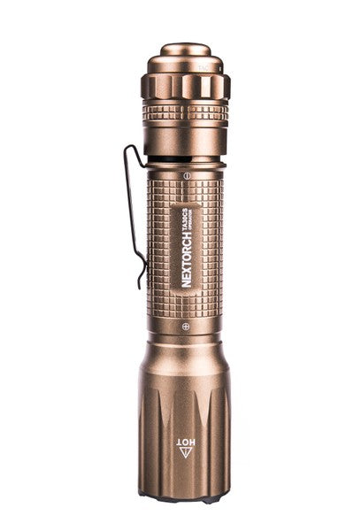 Taktische Sandfarbene NEXTORCH TA30CS Taschenlampe mit geriffeltem Griff, Metallclip und robustem Aufbau.