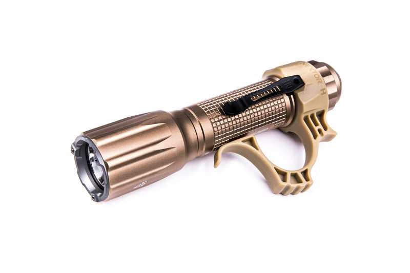 Sandfarbene NEXTORCH TA30CS taktische LED-Taschenlampe mit ergonomischem Griff und Metall-Keramik-Glasbrecherende.