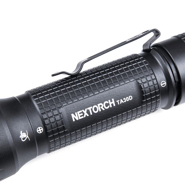NEXTORCH-TA30D-Next-Generation-Tactical-LED-Flashlight--mit-echten-2200-Lumen-und-NEU-mit-einer-Lock-Funktion-im-Heckschalter--Kopf-mit-Nano--Keramik-Glasbrecher-und-Stroboskopfunktion--_3.jpg12