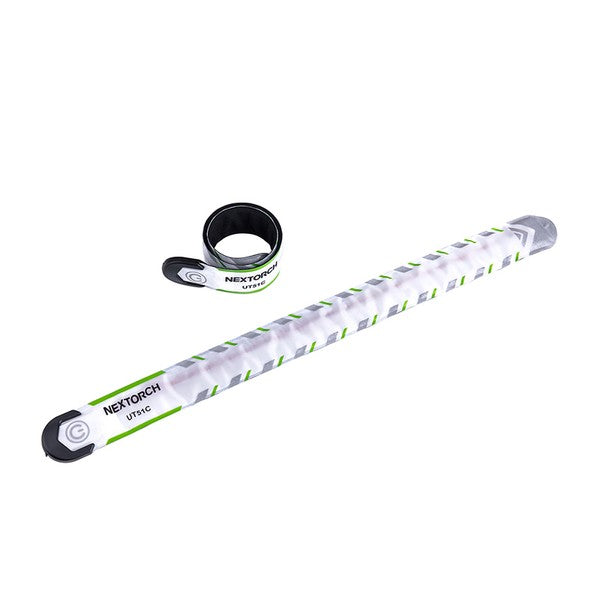 Weißes LED-Signalband mit grüner Nextorch-Logo-Beschriftung, reflektierend, flach ausgerollt und zusammengerollt gezeigt,.