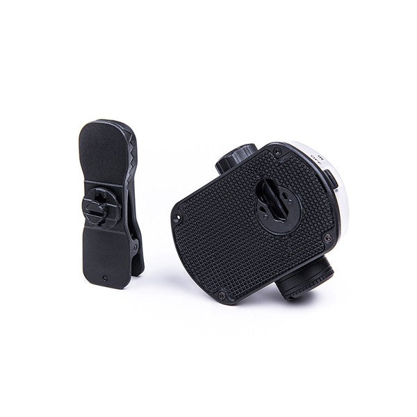 Schwarzes, kompaktes taktisches Helmlicht Nextorch UT61 mit strukturierter Oberfläche und integriertem Clip, Seitenansicht.