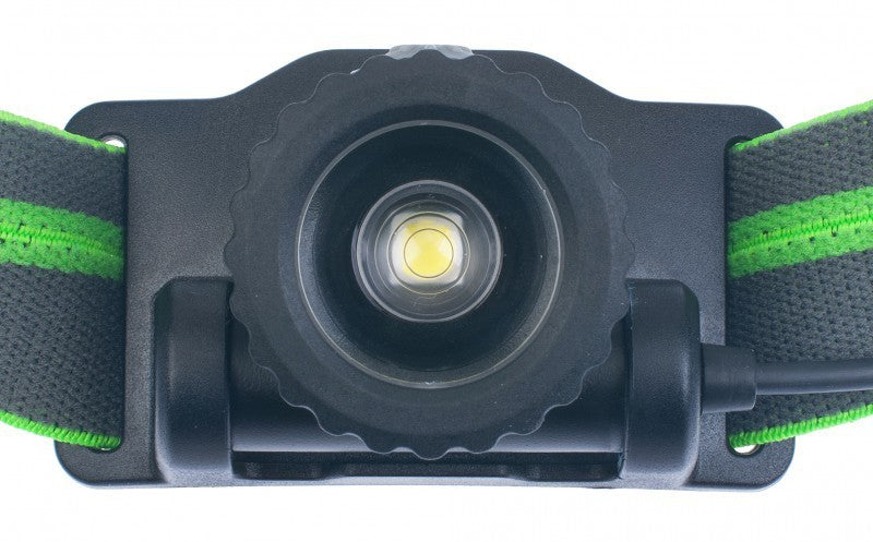 Schwarze Nextorch myStar LED-Stirnlampe mit grünem Elastikband und fokussierbarer Fresnel-Linse, frontalansicht.