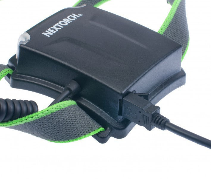 Schwarze NEXTORCH myStar LED-Stirnlampe mit grün-schwarzem verstellbarem Kopfband und USB-Ladekabelanschluss am Akkugehäuse.