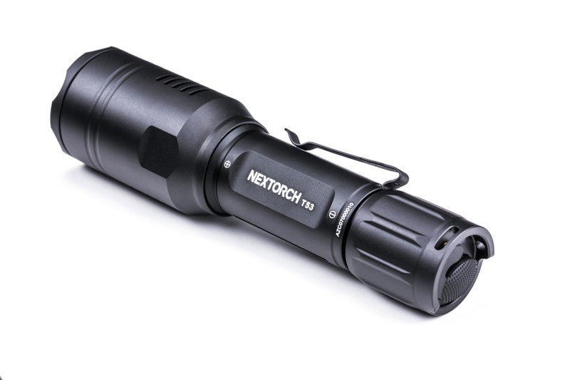 Schwarze kompakte NEXTORCH T53 Jagdtaschenlampe mit Metallclip und geriffeltem Griff, rechteckiges Multifunktionsgehäuse.