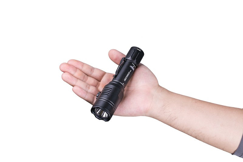 Schwarze NEXTORCH T53 Jagdtaschenlampe mit geriffeltem Griff, in offener Hand liegend, kompakte taktische Form.