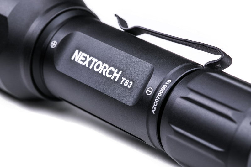 Schwarze NEXTORCH T53 Jagdtaschenlampe mit weißem, grünem und rotem Licht, inklusive Clip am Gehäuse, mattes Metallgehäuse.