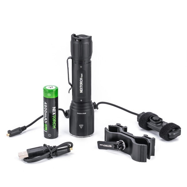 Schwarze NEXTORCH TA41 taktische Taschenlampe mit LED, USB-Ladekabel, grünem Akku, Kabelschalter und Halterung, auf weißem.