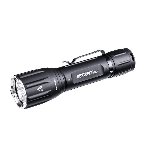 Schwarze NEXTORCH TA41 taktische Taschenlampe mit silbernem Reflektor und zylindrischem Griff, mattierte Oberfläche,.