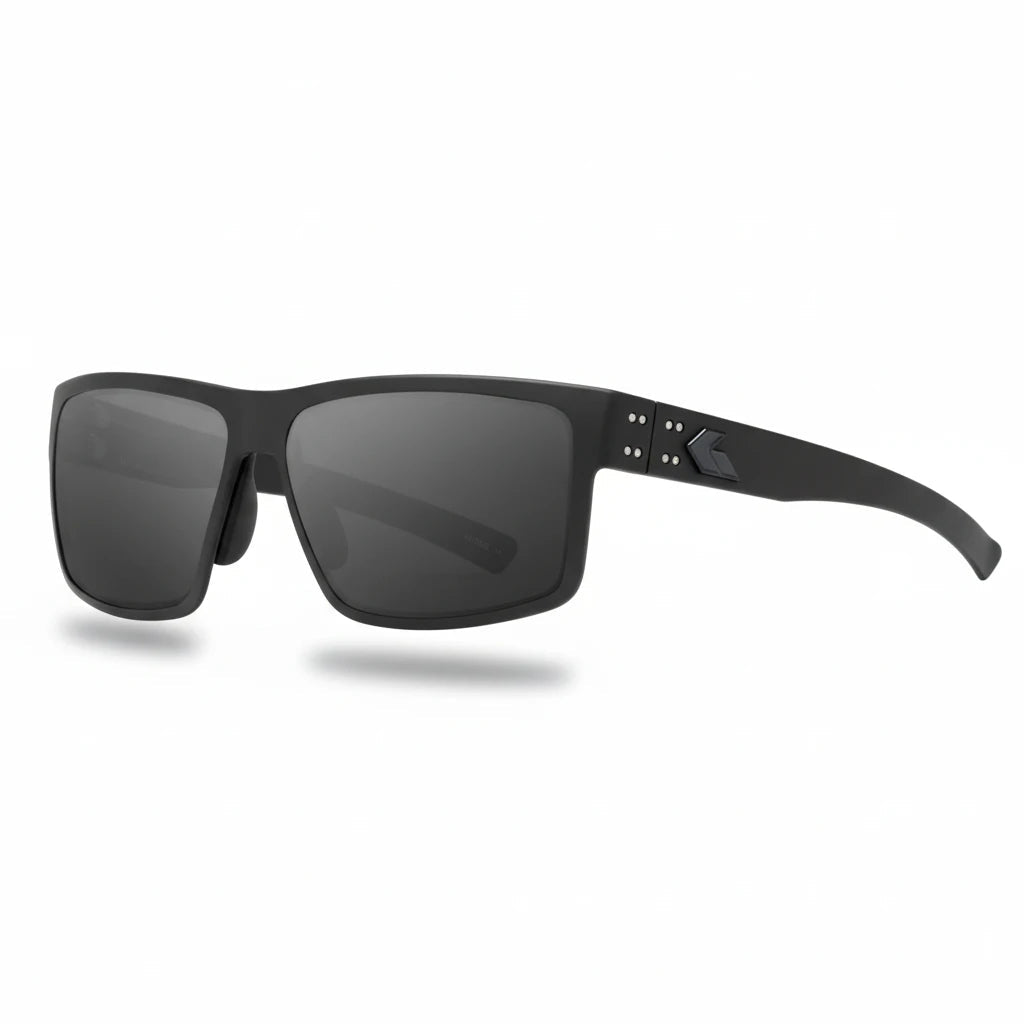Schwarze GATORZ Rig Performance-Sonnenbrille mit mattem Cerakote-Finish, rechteckigen Rahmen und schwarzen getönten Gläsern.