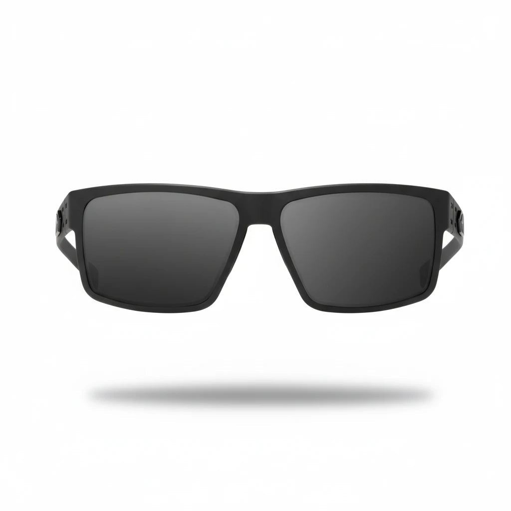 Schwarze, rechteckige Schutzbrille mit mattem Rahmen und dunklen, reflektierenden Gläsern, robust und taktisch gestaltet.