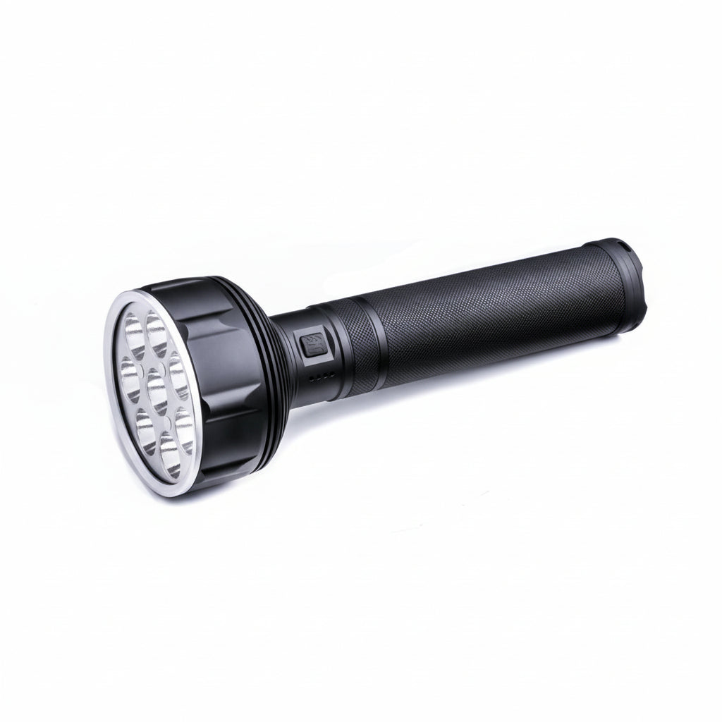 Schwarze taktische Taschenlampe NEXTORCH Saint Torch 31 mit großem Reflektor und mehreren LED-Lichtquellen, mattiertes.