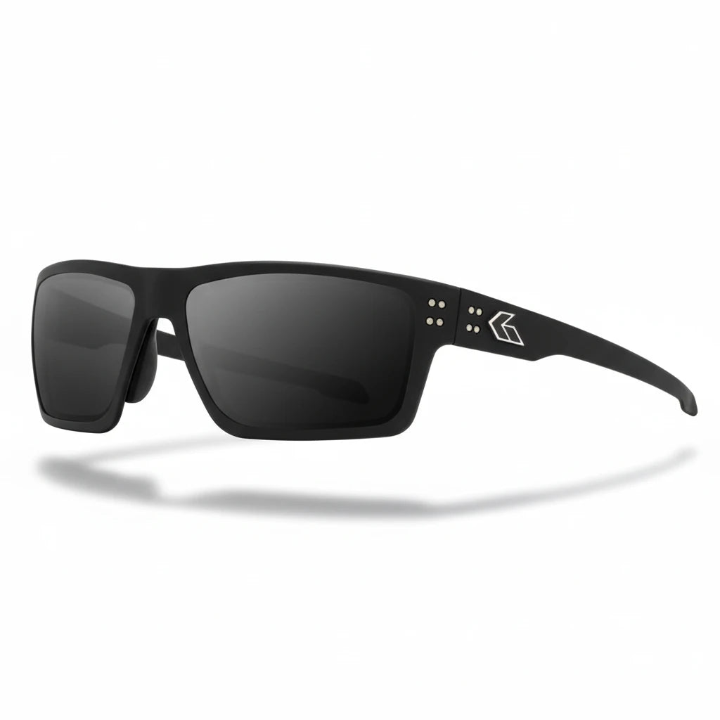 Schwarze GATORZ Sentix Sonnenbrille mit rechteckigen dunklen Gläsern, silbernem Logo auf seitlichem Bügel, mattierter Rahmen.