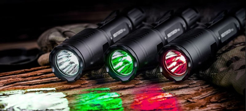Drei NEXTORCH T53 Jagdtaschenlampen mit schwarzem Gehäuse, leuchtenden LED o. Weiß-, Grün- und Rotlicht nebeneinander auf.