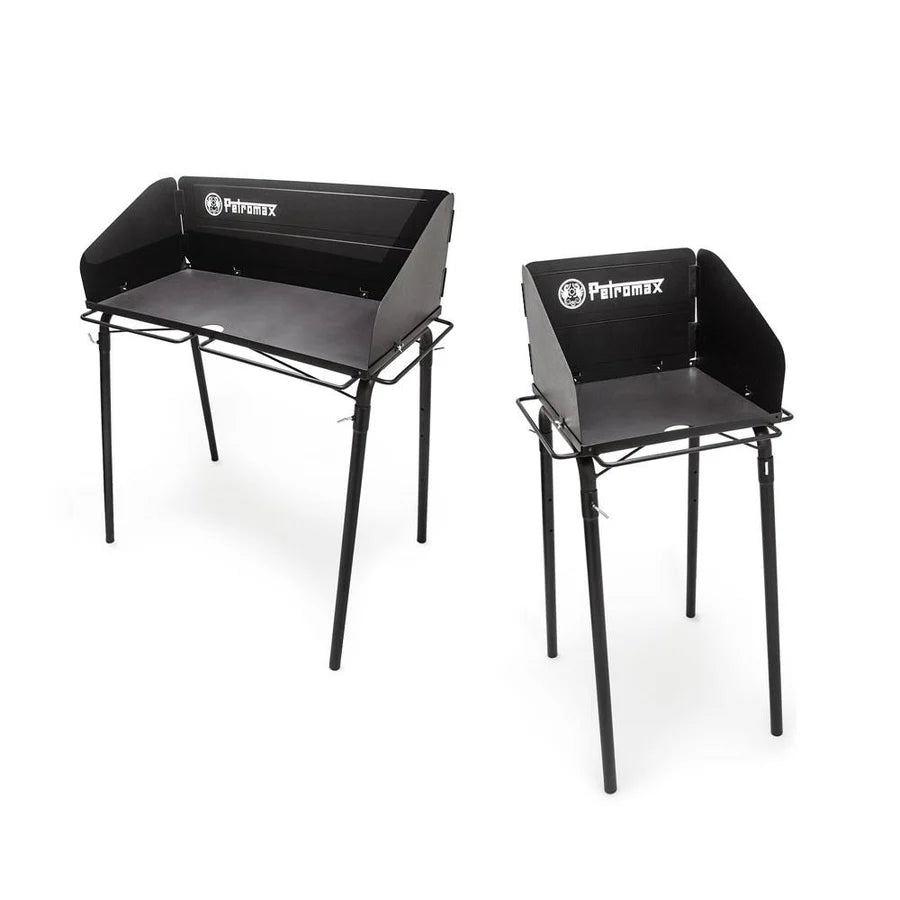 Zweier-Set Petromax Feuertopf Tische aus schwarzem Metall mit aufklappbaren Seitenteilen und vier langen Beinen,.